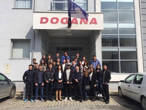 Studentët E Fakultetit Ekonomik Vizituan Doganën E Kosovës -dega Në Mitrovicë