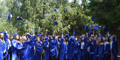 Diplomoi Gjenerata E Parë E Studentëve Në Fakultetin E Edukimit