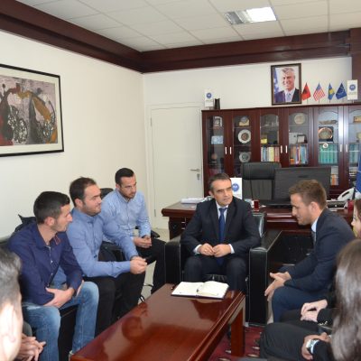 Rektori Musaj Priti Drejtuesit E Unionit Të Studentëve Të Universiteteve Kosovare (nëntor 2016)