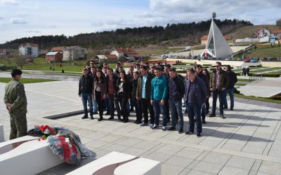 Studentët Gjatë Një Vizite Në Kompleksin Përkujtimor Në Prekaz (mars 2016)