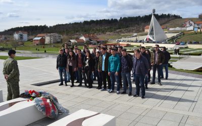 Studentët Gjatë Një Vizite Në Kompleksin Përkujtimor Në Prekaz (mars 2016)