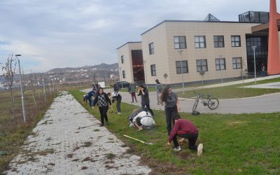 U Mbëltuan 100 Fidane Të Reja Në Kampusin Universitar