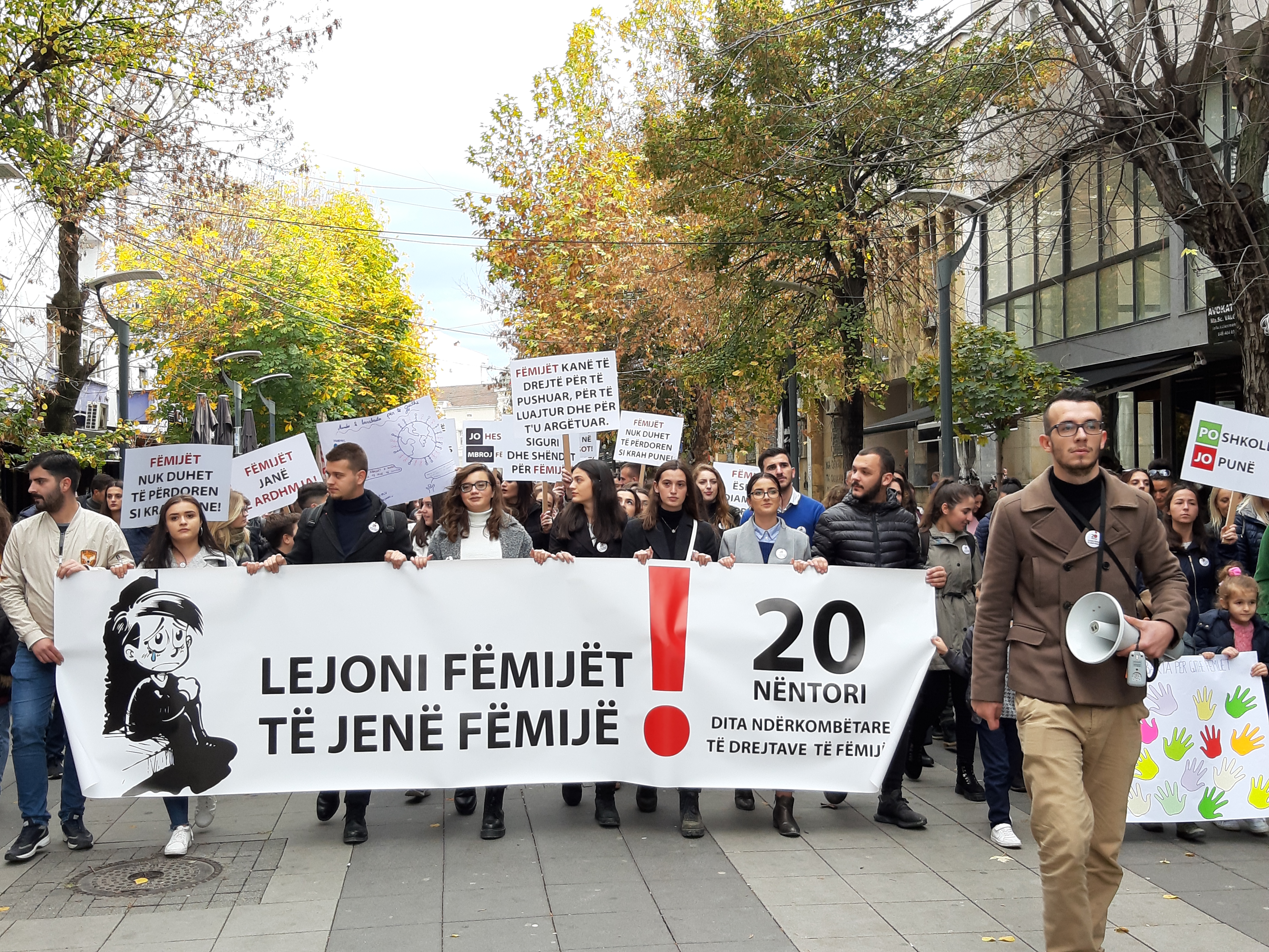 Studentët Organizuan Marsh Për Të Shënuar “Ditën Ndërkombëtare Për Të Drejtat E Fëmijëve”