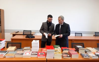 Instituti I Historisë Dhuroi 150 Libra Për Bibliotekën Universitare