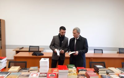 Instituti I Historisë Dhuroi 150 Libra Për Bibliotekën Universitare