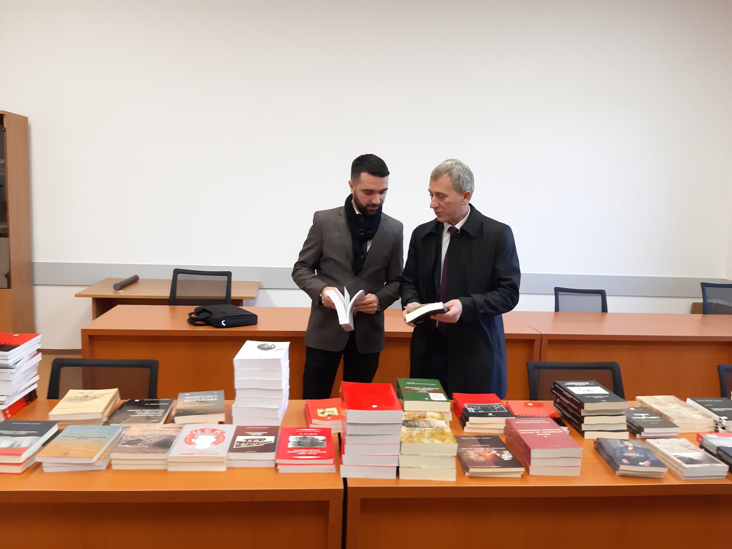 Instituti I Historisë Dhuroi 150 Libra Për Bibliotekën Universitare