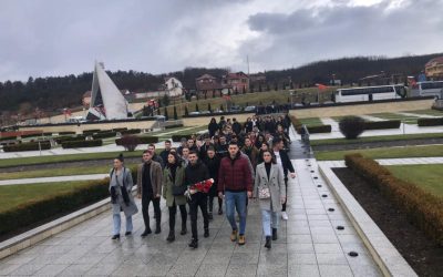 Drejtuesit E Paralamentit Studentor Vizituan Kompleksin “Adem Jashari” Me Rastin E 28 Nëntorit – Ditës Së Flamurit