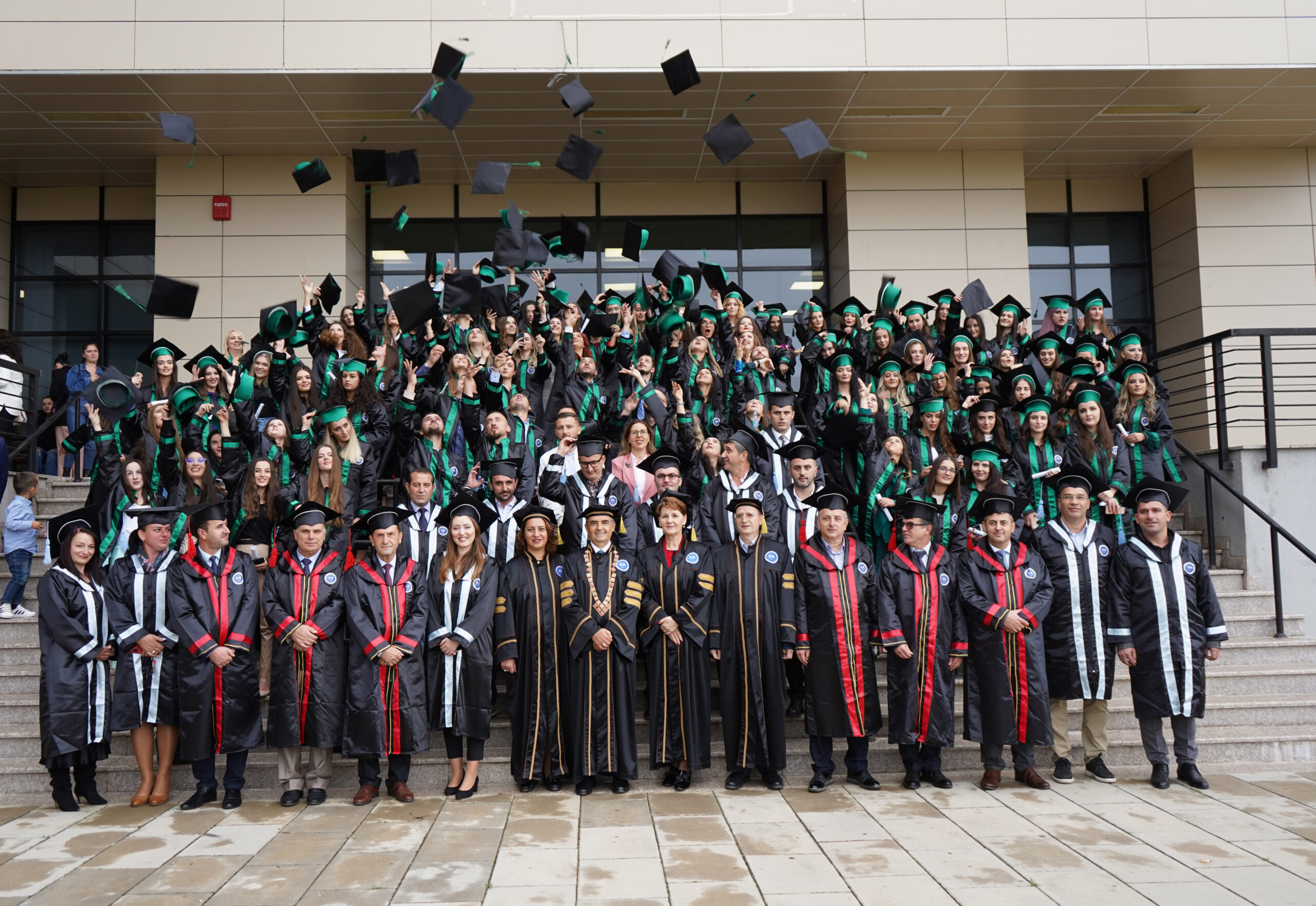 U Mbajt Ceremonia E Diplomimit Për Studentët Që Kanë Diplomuar Në Vitin Akademik 2021/22