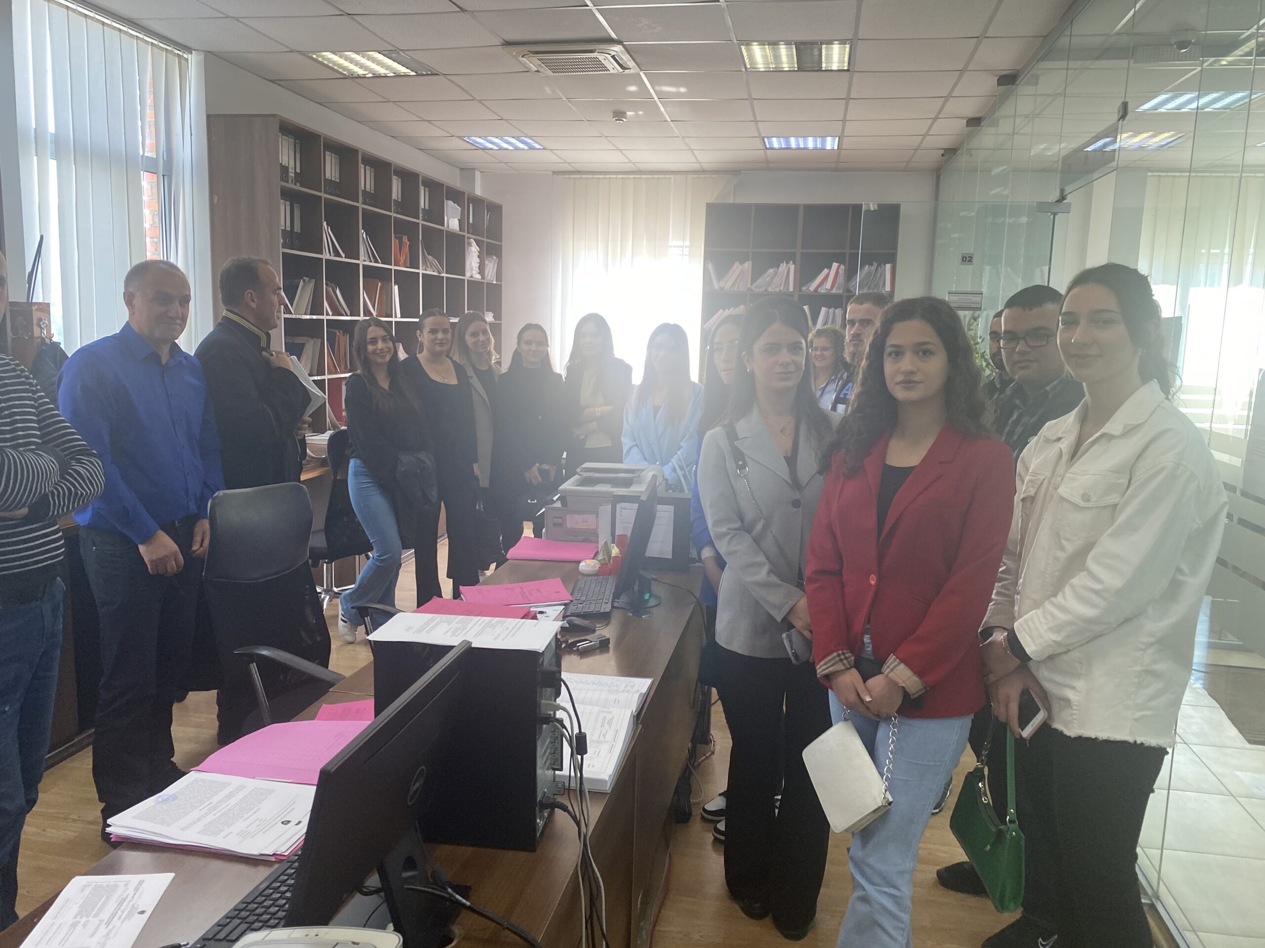 Studentët E Juridikut Bashkë Me U.d. Dekanin, Marrin Pjesë Në Dy Seanca Gjyqësore