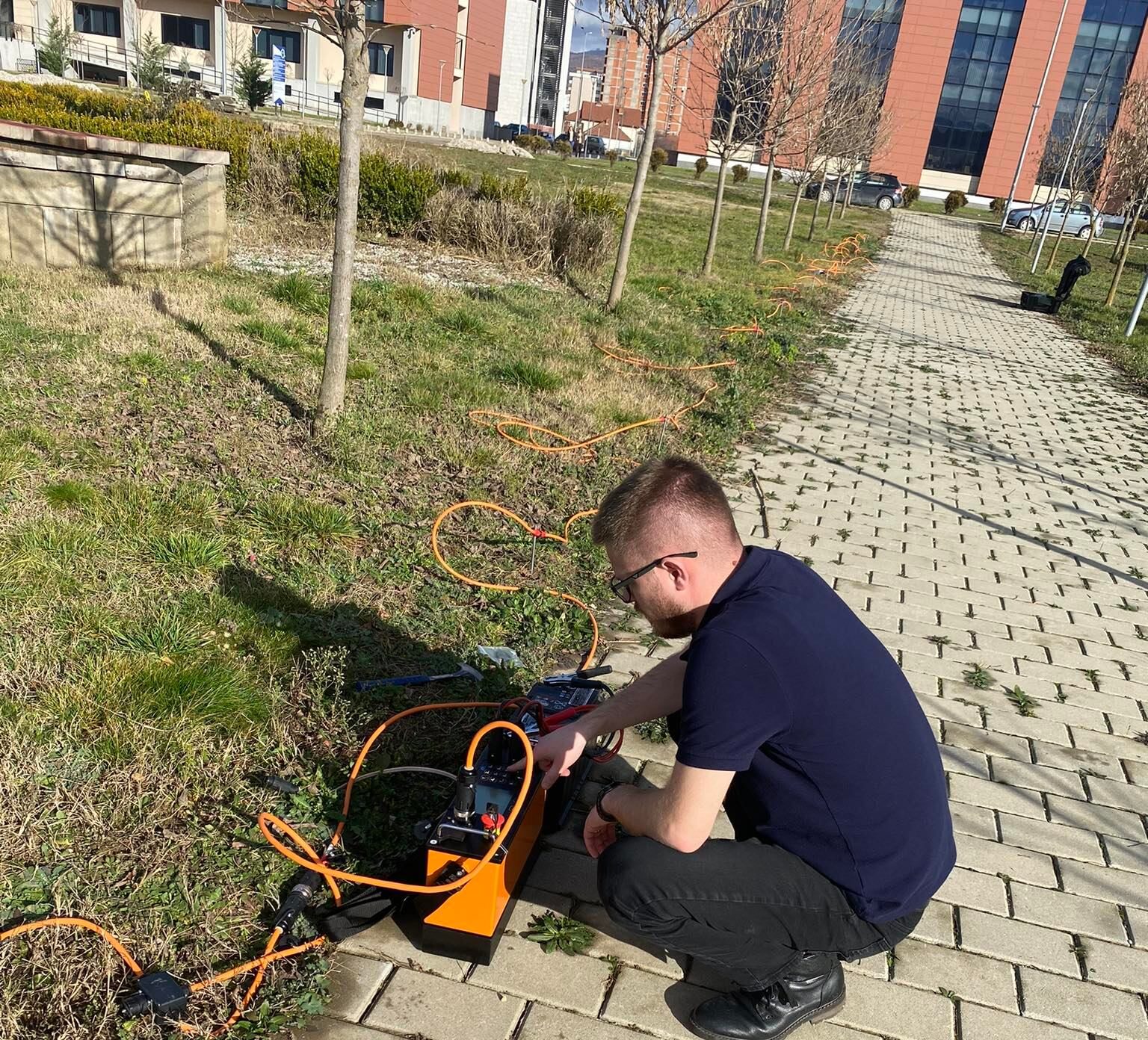 Studentët E Fakultetit Të Gjeoshkencave Realizuan Matjet Gjeofizike Me Metodën 2D Tomografi Në oborrin E Universitetit