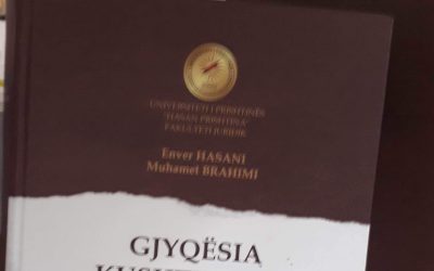 Biblioteka Universitare Pasurohet Me Pesë Ekzemplarë Të Librit: “Gjyqësia Kushtetuese”, Të Autorëve Enver Hasani Dhe Muhamet Brahimi