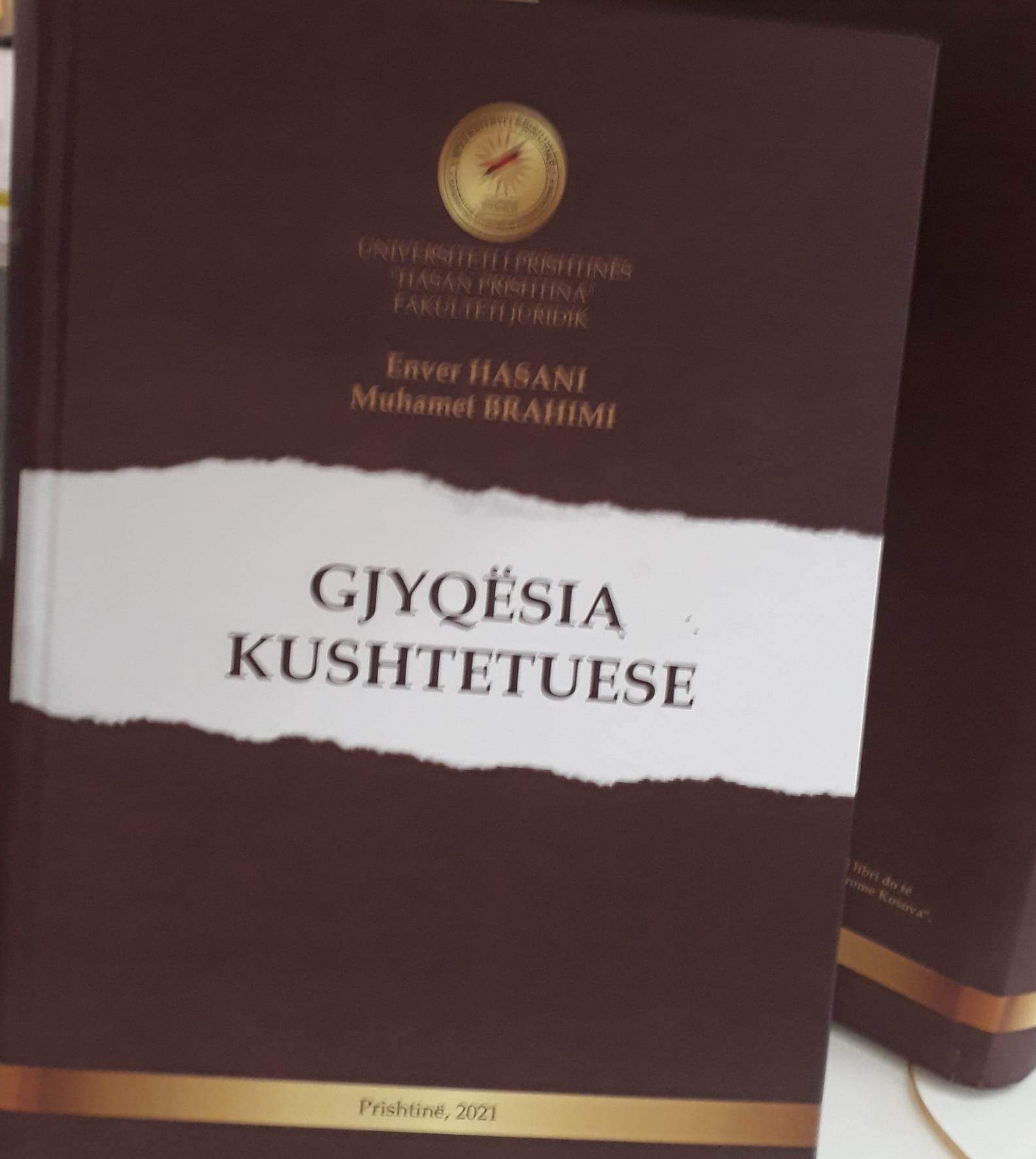 Biblioteka Universitare Pasurohet Me Pesë Ekzemplarë Të Librit: “Gjyqësia Kushtetuese”, Të Autorëve Enver Hasani Dhe Muhamet Brahimi