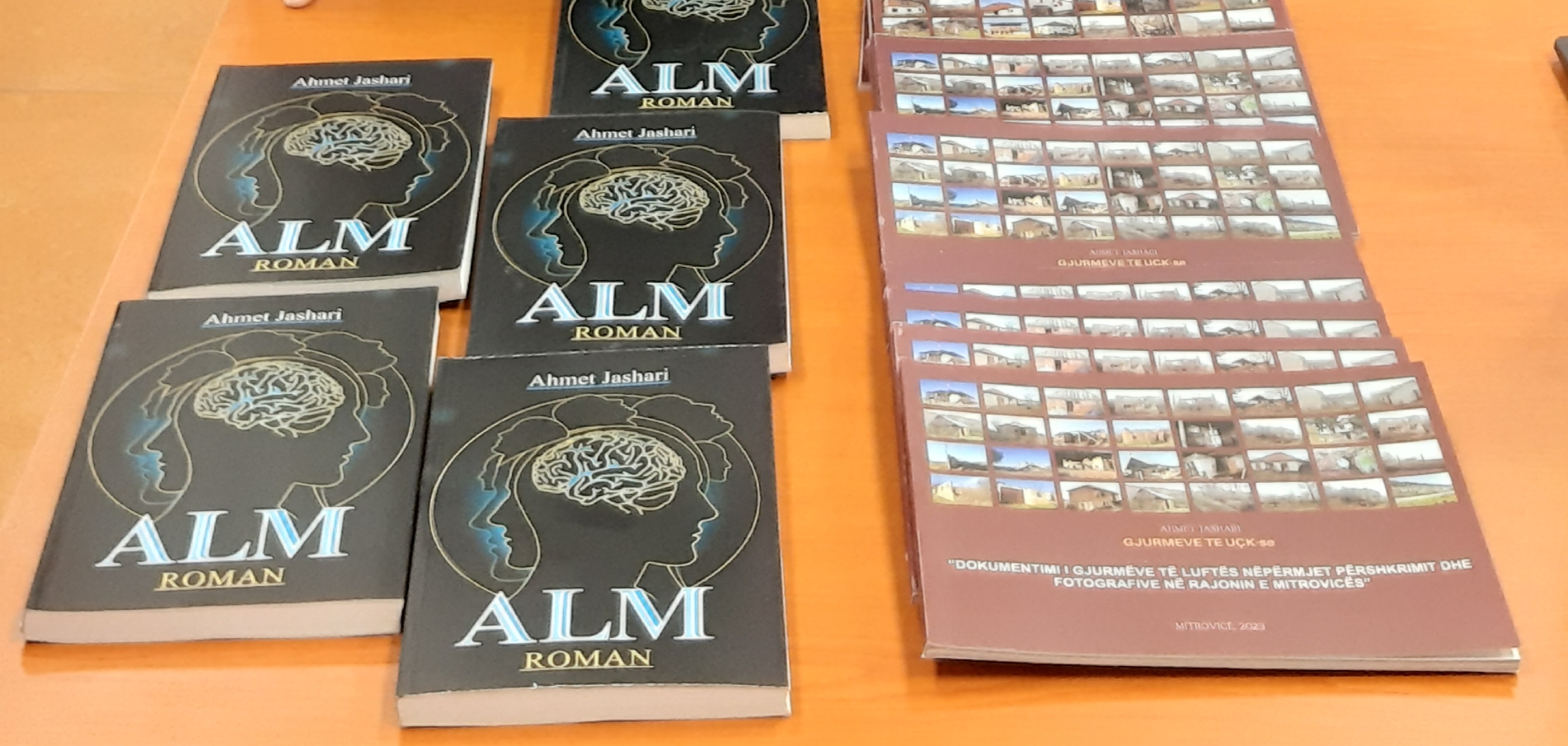 Bibliotekës Universitare Iu Dhuruan Ekzemplarë Të Romanit “ALM” Dhe Katalogut “Gjurmëve Të UÇK -së”, Të Autorit, Ahmet Jashari