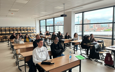 Prof.Asoc.Dr. John McArdle Dhe Prof.Asoc.Dr. Esat Durguti Ligjërojnë Para Studentëve Të Fakultetit Ekonomik