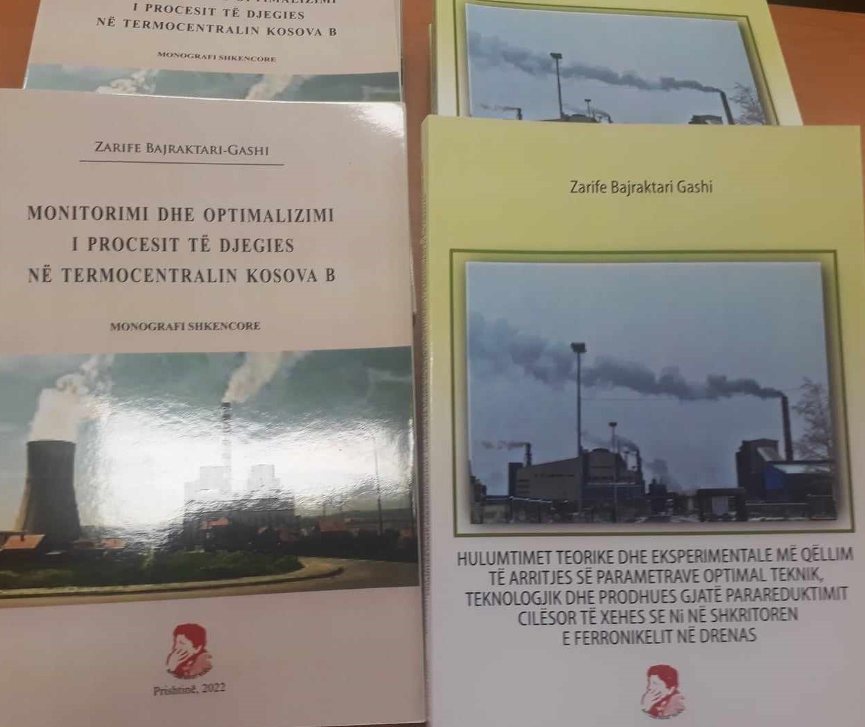 Prof.dr. Zarife Bajraktari Gashi, Dhuroi Për Bibliotekën Universitare Nga 7 Ekzemplarë Të Dy Monografive Shkencore